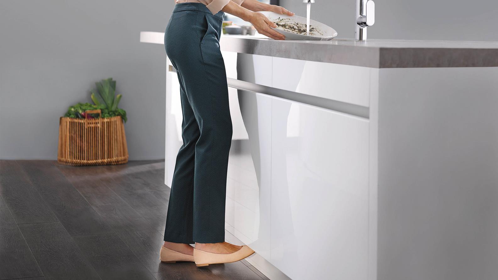 Handsfree kitchen_Footcontrol_woman in kitchen