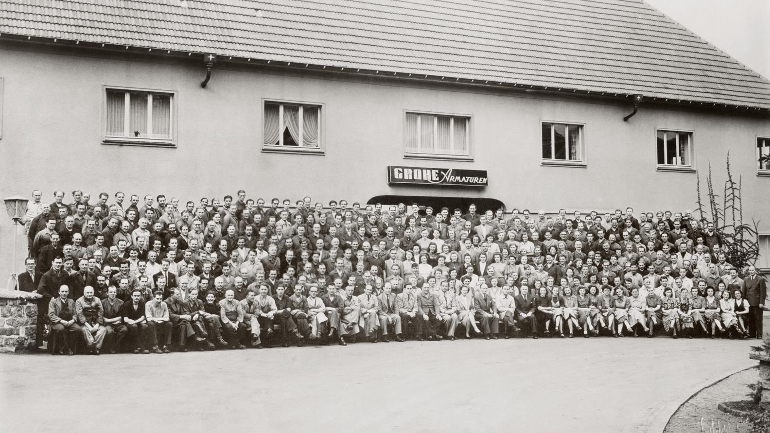 GROHE History_building GROHE Armaturen_with workforce