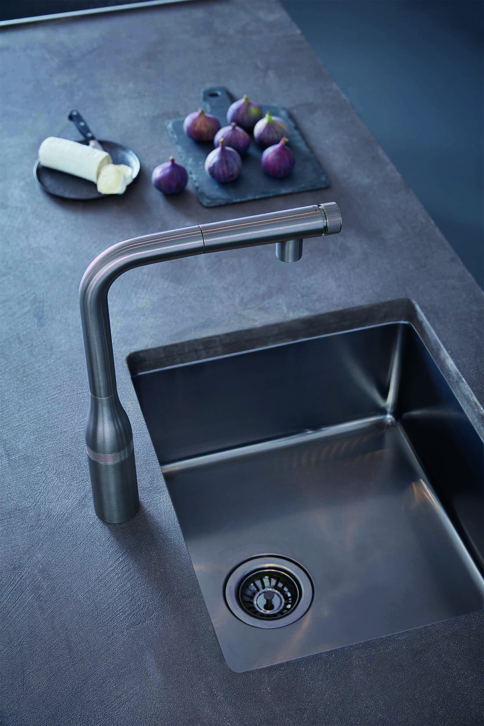 Megatrends_GROHE Essence SmartControl_single-lever sink mixer_brushed Hard Graphite