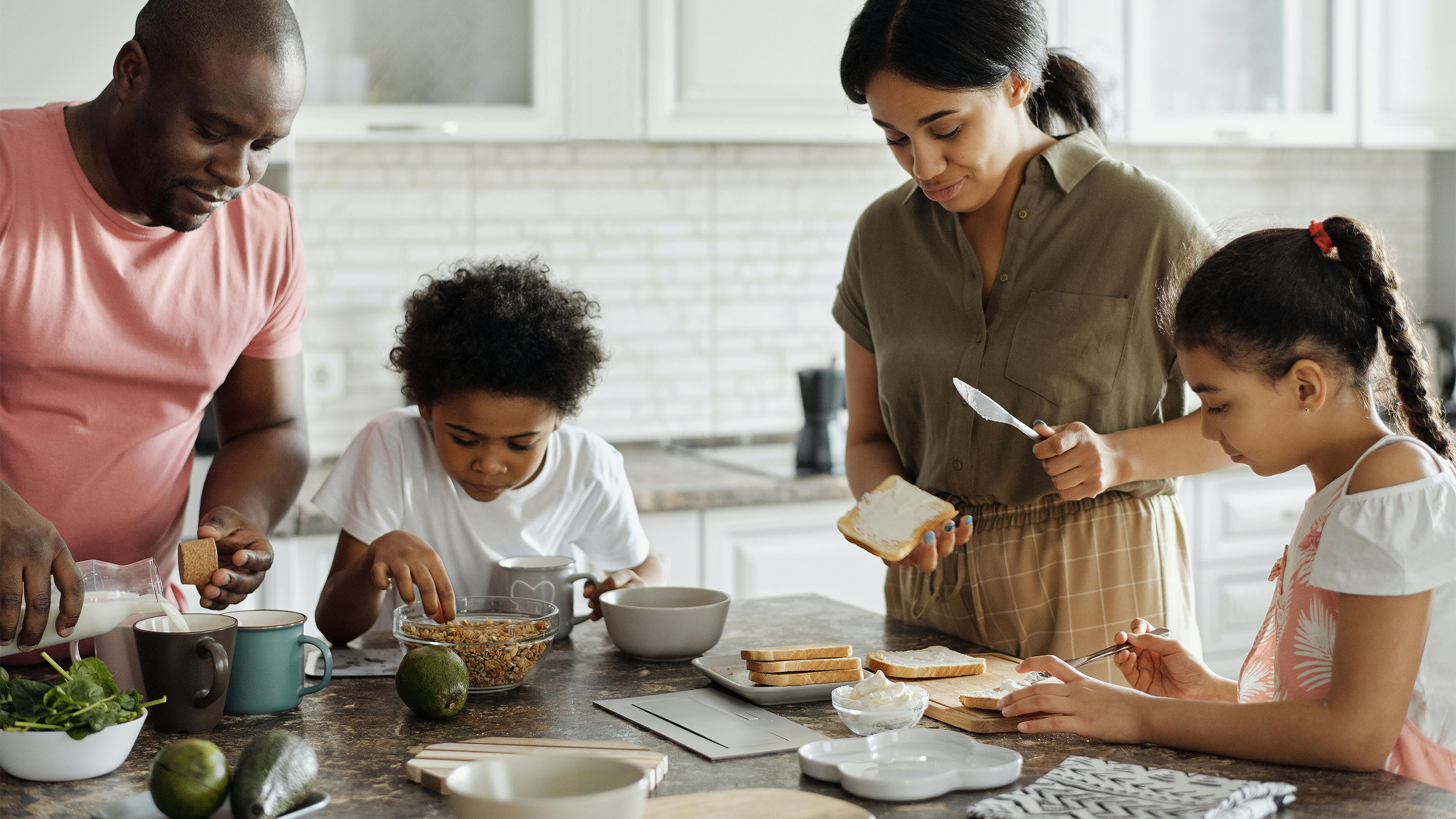 Eurosmart_Collage-05_stock picture_family at kitchen table_diversity