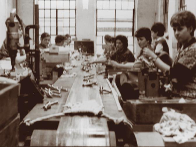 Eurosmart_Collage-07_stock picture_work in factory in former times