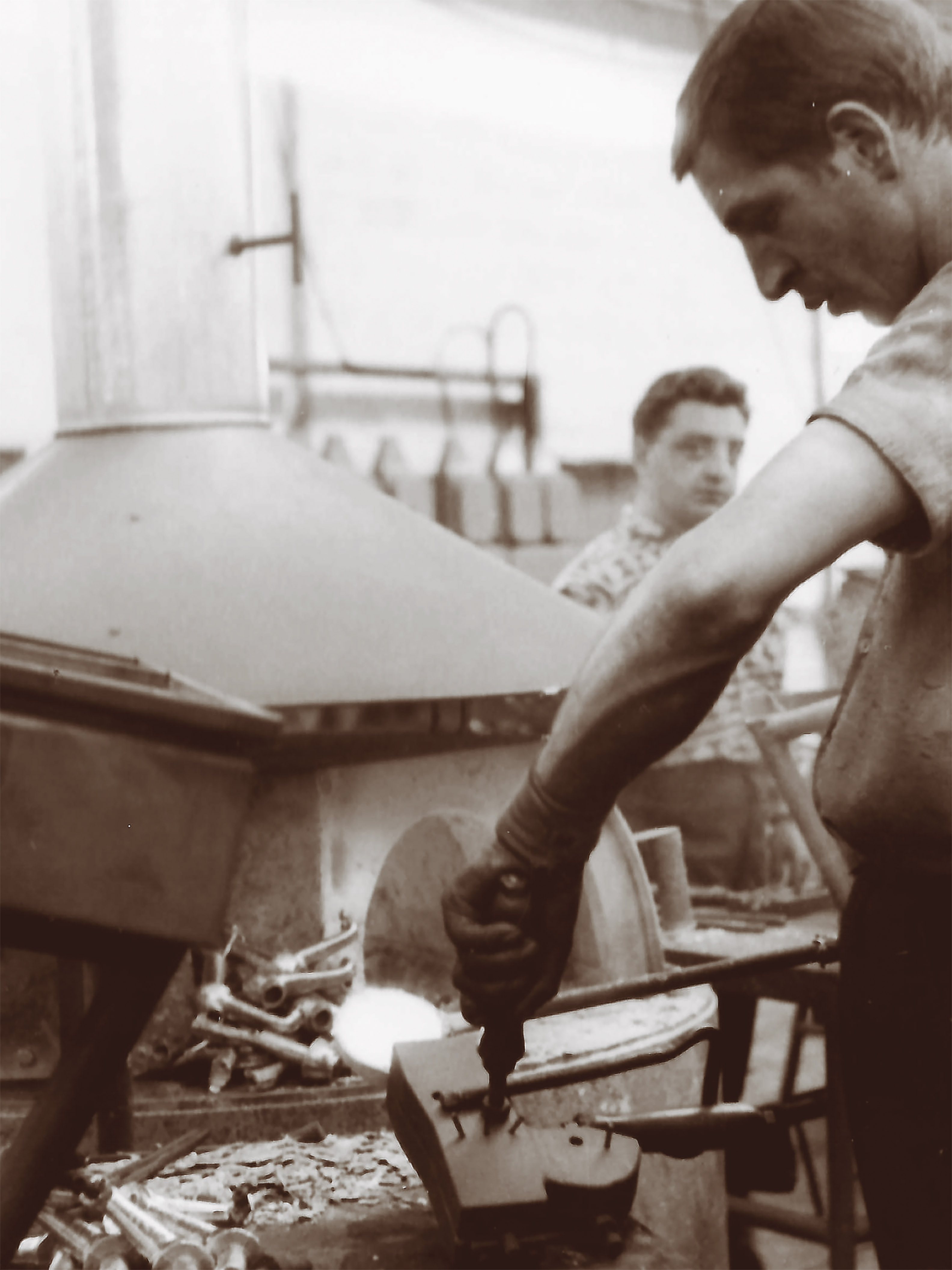 Eurosmart_Collage-06_stock picture_work in factory in former times