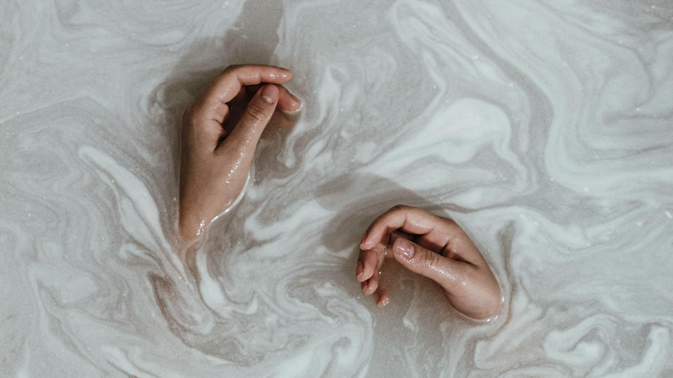 Showers_07_Collage-04_hands in water